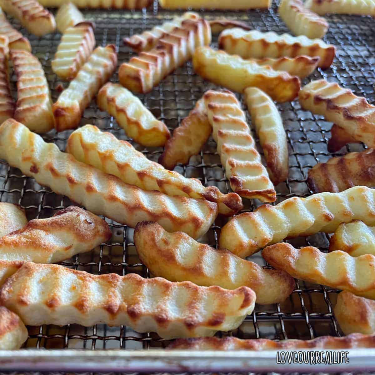 French fries that have been cooked to golden brown using an air fryer.