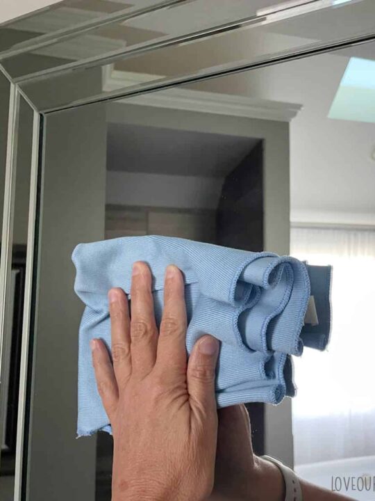 How to Clean Mirrors Without Streaks: Easy Tips for Sparkling Glass