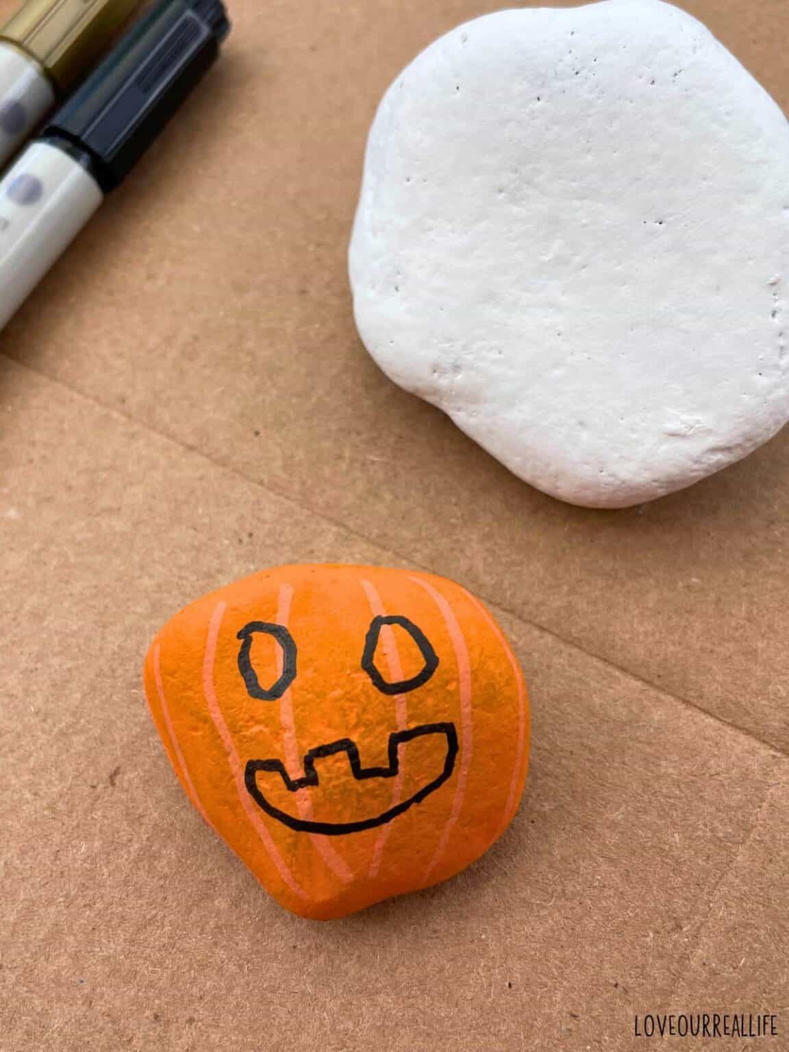 Fun and Easy Halloween Painted Rocks DIY ⋆ Love Our Real Life